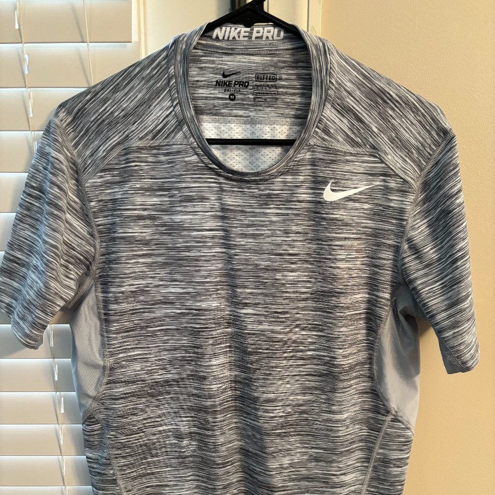 Patterned Nike Pro Men's Dri-FIT Fitted grey/white Short-Sleeve workout shirt